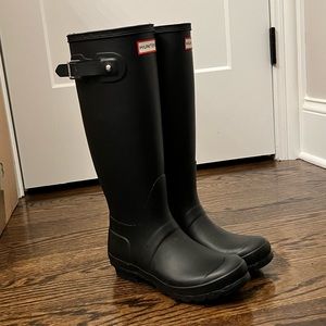 Hunter Women’s Original Tall Rain Boots in ‘Black’ Size 6